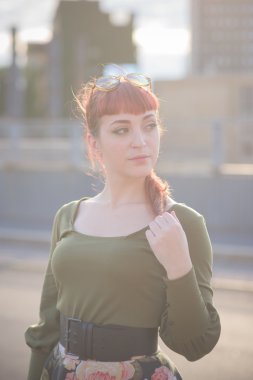 genç yakışıklı Kızıl saçlı Kafkas kadın poz