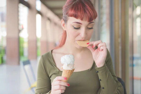 아이스크림을 먹는 젊은 잘생긴 빨강 머리 여자 — 스톡 사진