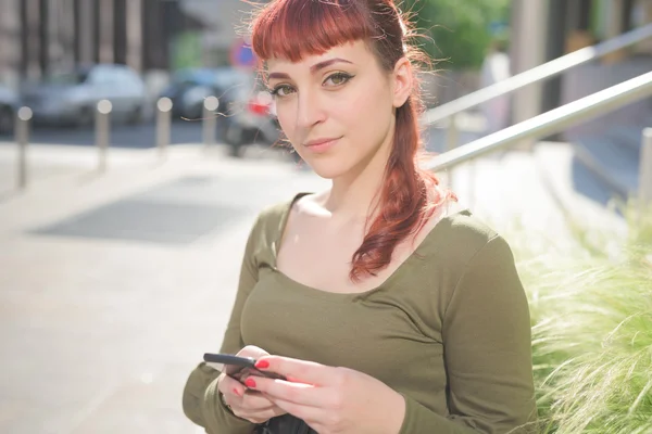 Junge hübsche rothaarige Frau mit Smartphone — Stockfoto