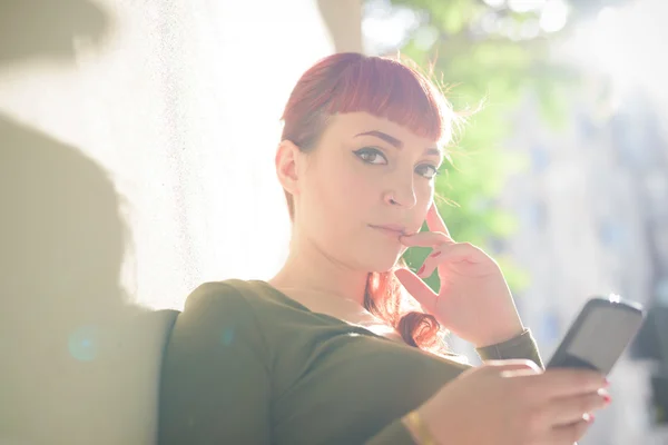 Νεαρό όμορφος Κοκκινομάλλης γυναίκα χρησιμοποιώντας smartphone — Φωτογραφία Αρχείου
