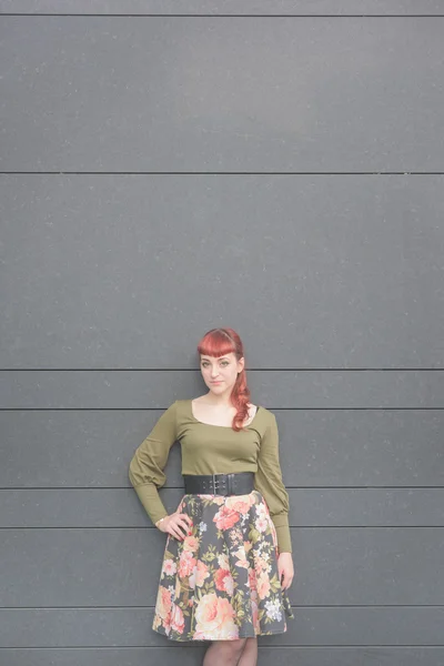 Jonge knappe roodharige Kaukasische vrouw poseren — Stockfoto