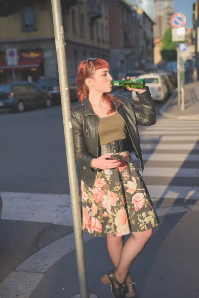 Jovem bela ruiva mulher bebendo cerveja — Fotografia de Stock