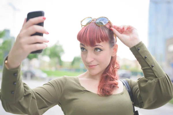 Jovem bela ruiva mulher tomando selfie — Fotografia de Stock