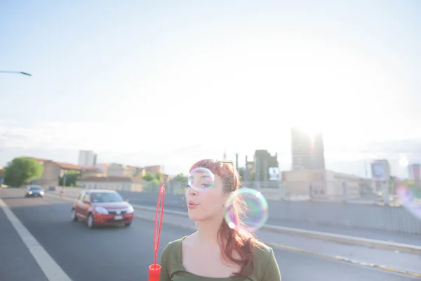 Jovem bela ruiva mulher brincando com bolha — Fotografia de Stock