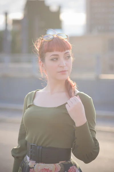 Jovem ruiva bonito caucasiano mulher posando — Fotografia de Stock