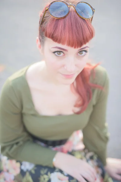 Genç yakışıklı Kızıl saçlı Kafkas kadın poz — Stok fotoğraf