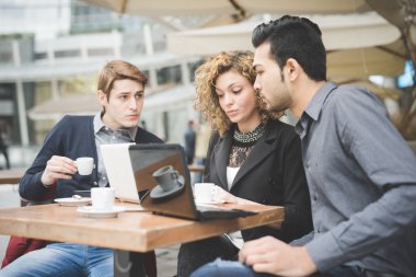 Şehirde açık çalışma çok ırklı iş adamları