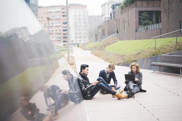 Gente de negocios multirraciales trabajando al aire libre en la ciudad — Foto de Stock
