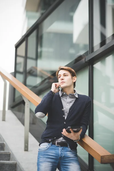 Joven guapo caucásico contemporáneo hombre de negocios — Foto de Stock