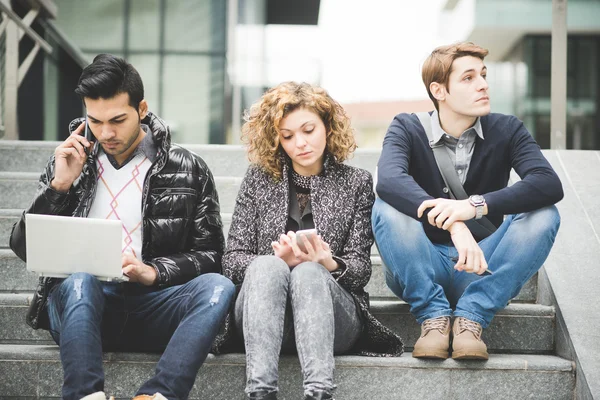 Gente de negocios multirraciales trabajando al aire libre en la ciudad — Foto de Stock