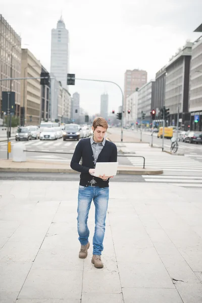 Νεαρό όμορφος Καυκάσιος σύγχρονο επιχειρηματία — Φωτογραφία Αρχείου