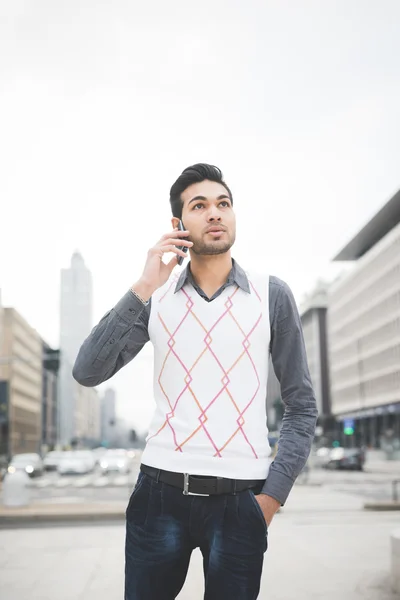 Молодой индийский бизнесмен использует смартфон — стоковое фото