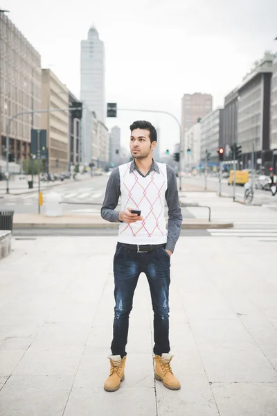 Young indian businessman using smartphone — Stock fotografie