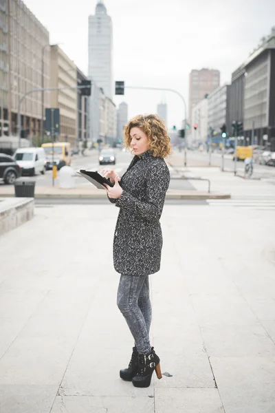 Красивая современная деловая женщина с планшетом — стоковое фото