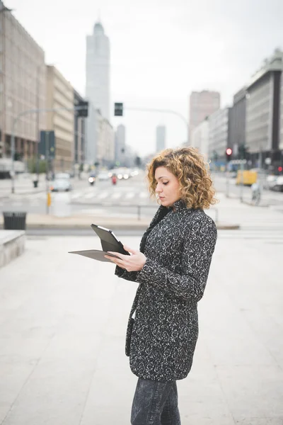 Schöne moderne Geschäftsfrau mit Tablet — Stockfoto