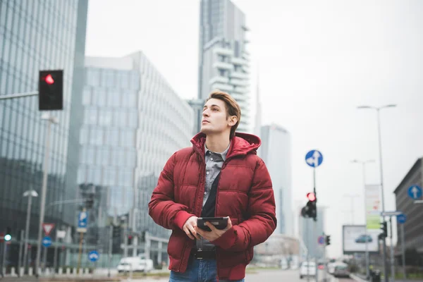 Jonge knappe Kaukasische hedendaagse zakenman — Stockfoto