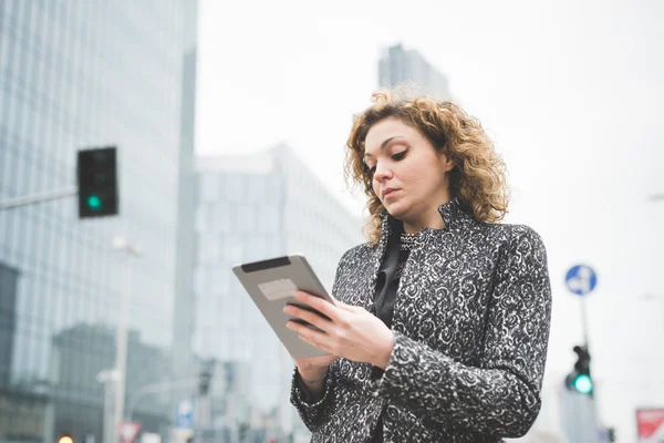 Mooie hedendaagse zakenvrouw met tablet — Stockfoto