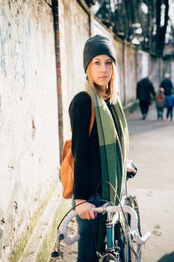 Bisikleti ile sportif sarışın kadın