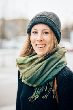 Hipster sportif sarışın kadın