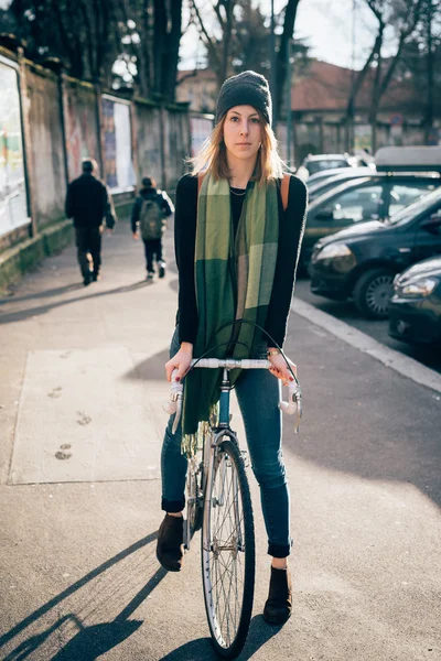 Sportliche blonde Frau mit Fahrrad — Stockfoto