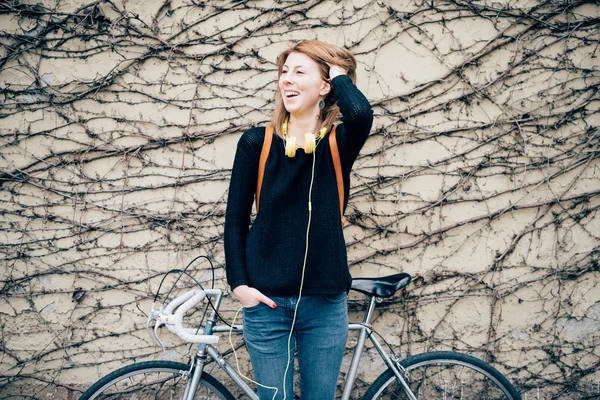 Sportovní blonďatá žena s kole — Stock fotografie
