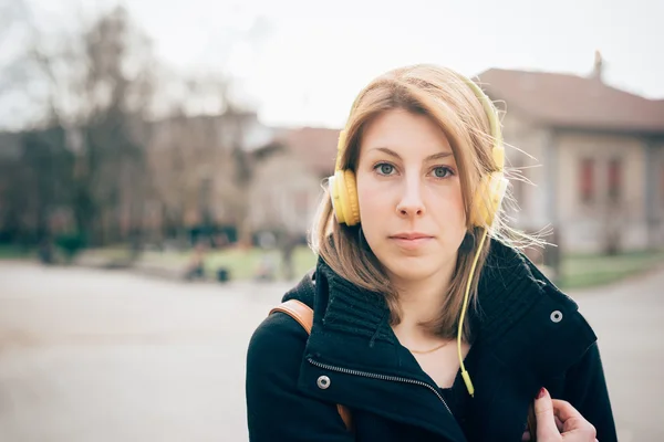 Frau hört Musik mit Kopfhörern — Stockfoto