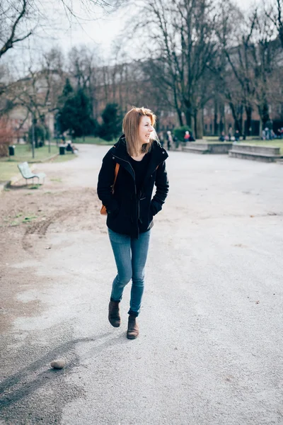 Hipster sportieve blonde vrouw in stad — Stockfoto