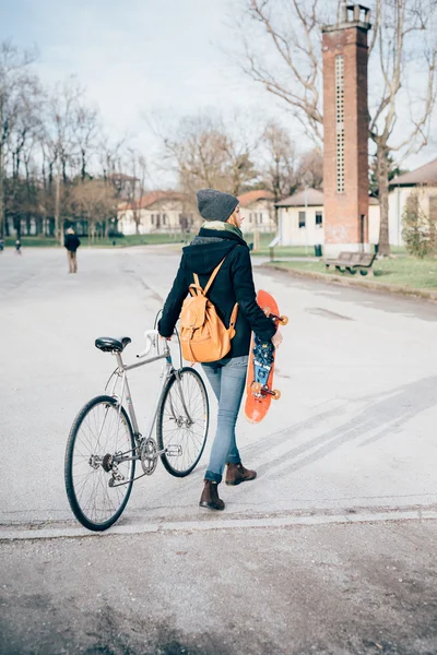 Donna bionda sportiva con bici — Foto Stock