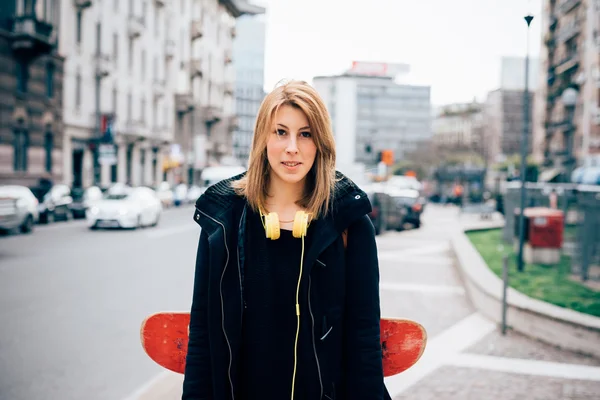 Hipster mujer rubia deportiva en la ciudad — Foto de Stock