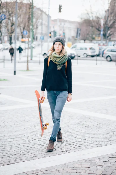 Hipster sportliche blonde Frau in der Stadt — Stockfoto