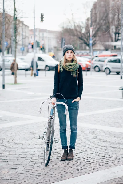 Deportiva mujer rubia con bicicleta — Foto de Stock