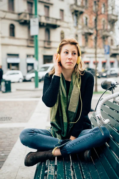 Vrouw luisteren muziek met hoofdtelefoon — Stockfoto