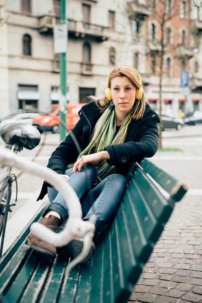 Mulher loira desportiva com bicicleta — Fotografia de Stock