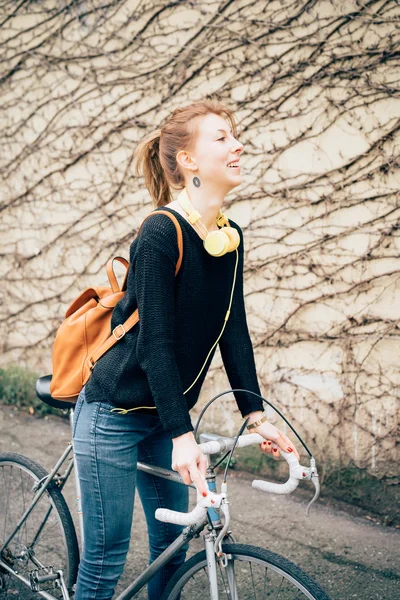 Donna bionda sportiva con bici — Foto Stock