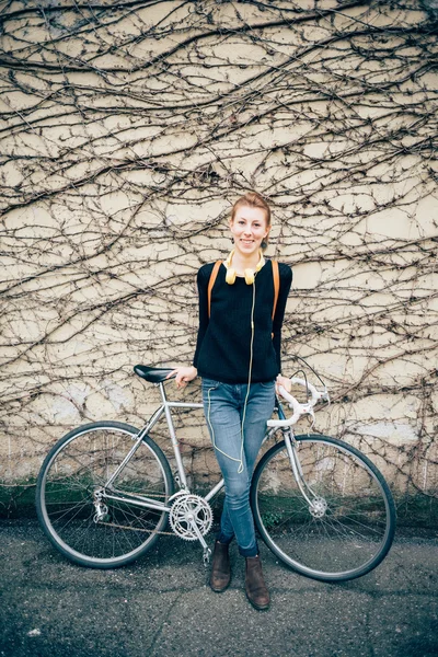 Deportiva mujer rubia con bicicleta — Foto de Stock