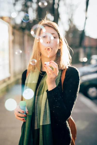 Mulher loira brincando com sabão bolha — Fotografia de Stock