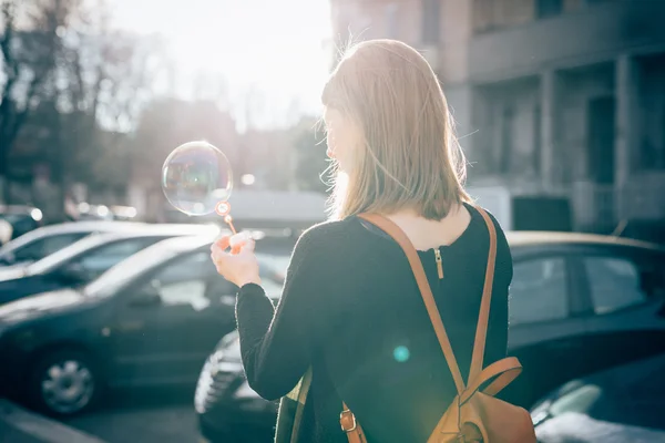 Femme blonde jouant avec du savon bulle — Photo