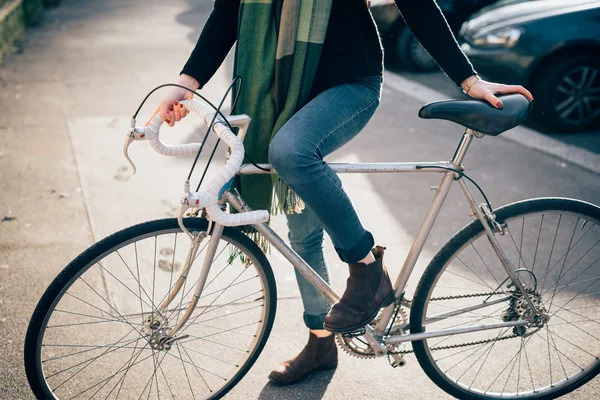 Deportiva mujer rubia con bicicleta — Foto de Stock