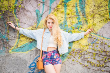 Genç yakışıklı sarışın kız poz