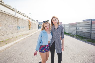 şehirde eğlenmek iki güzel kız