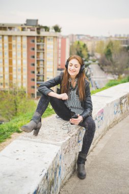 Genç yakışıklı esmer kız müzik dinleme