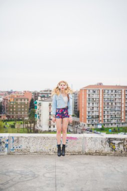 Genç yakışıklı sarışın kız poz