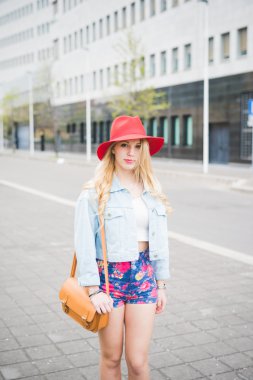 Genç yakışıklı sarışın kız poz