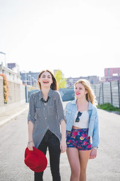 Two beautiful friends girls having fun in the city — Stock Photo, Image