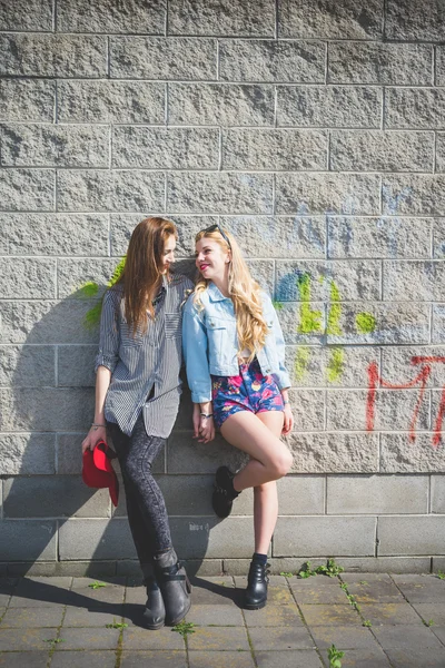 Dos hermosas amigas chicas divirtiéndose en la ciudad —  Fotos de Stock