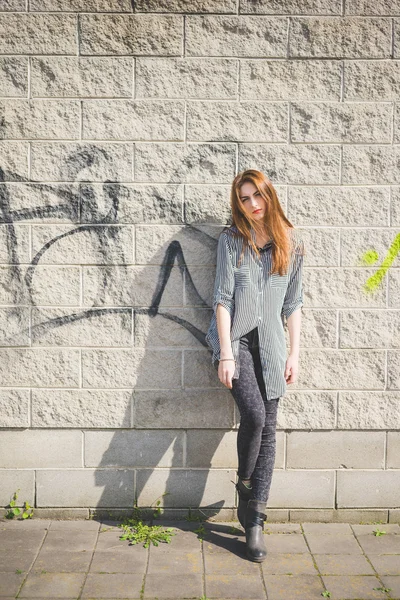 Menina morena bonito jovem posando na cidade — Fotografia de Stock