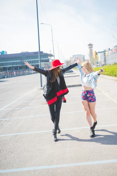 Dos hermosas amigas chicas divirtiéndose en la ciudad —  Fotos de Stock