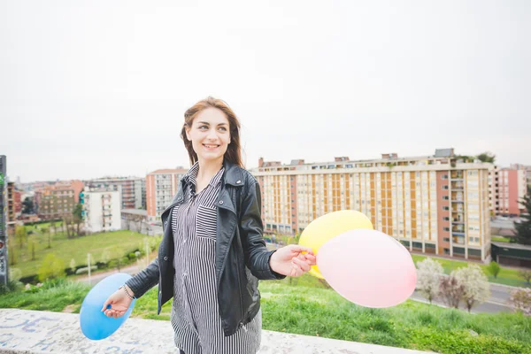 Mooie brunette meisje baloons spelen — Stockfoto