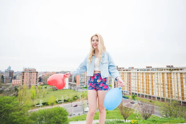 Junges schönes blondes Mädchen spielt Luftballons — Stockfoto