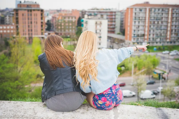 Zwei schöne Freundinnen haben Spaß in der Stadt — Stockfoto